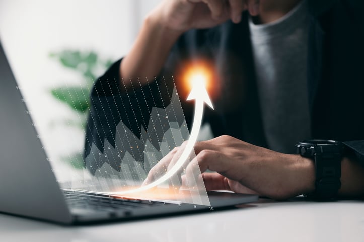 computers-are-being-used-by-business-people-work-from-home-concepts-technology-business-trend-analysis-with-business-graphs-shown-computer-notebook